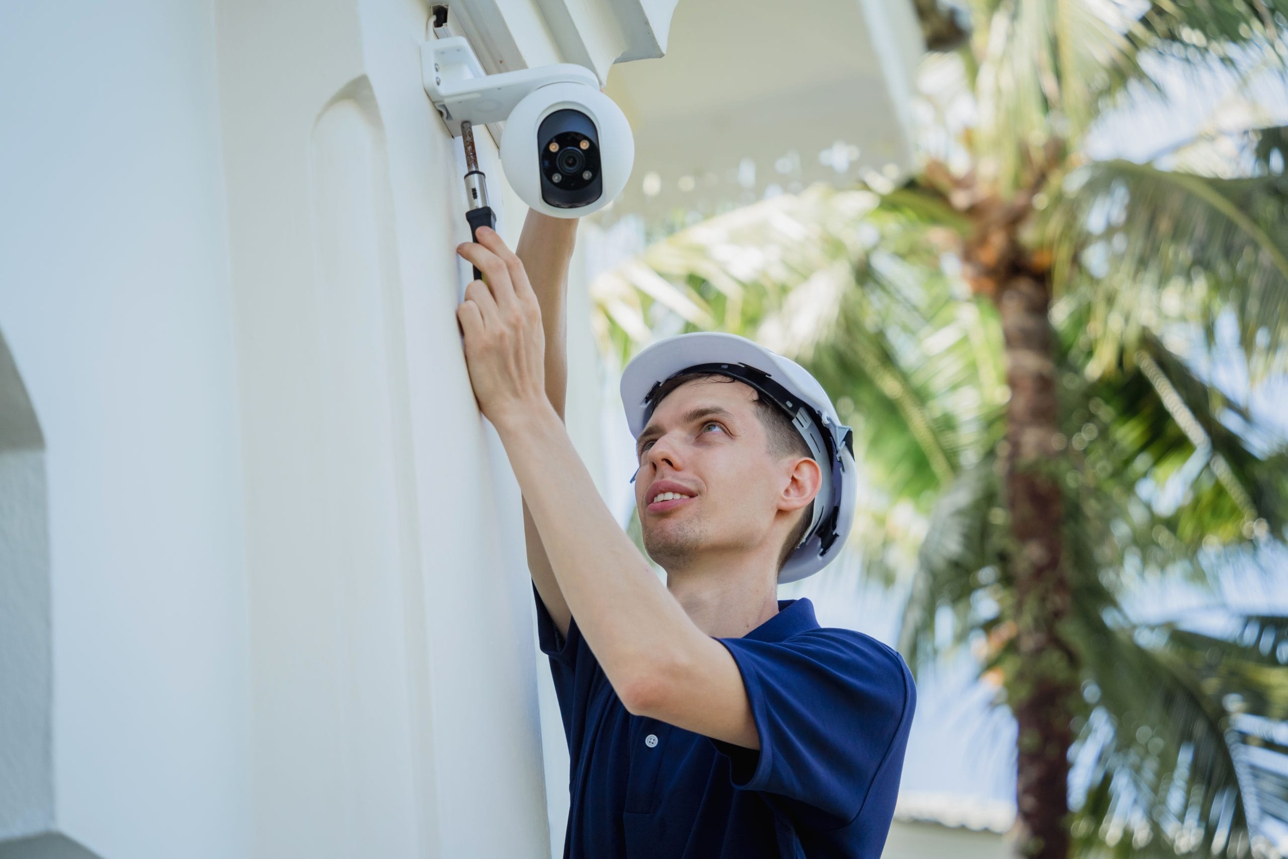Técnico instalando una cámara de seguridad exterior en una vivienda en Lanzarote
